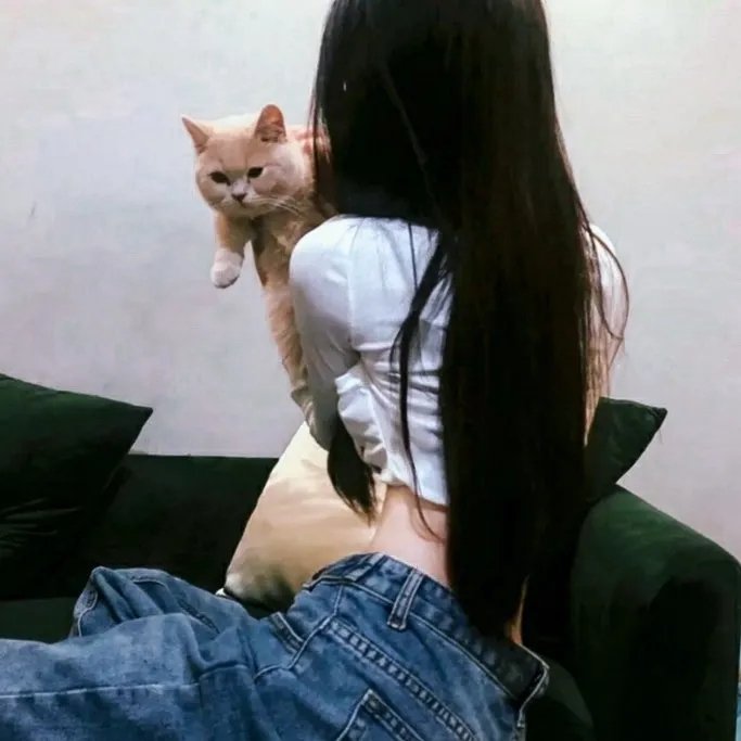 戴脚镣的女孩